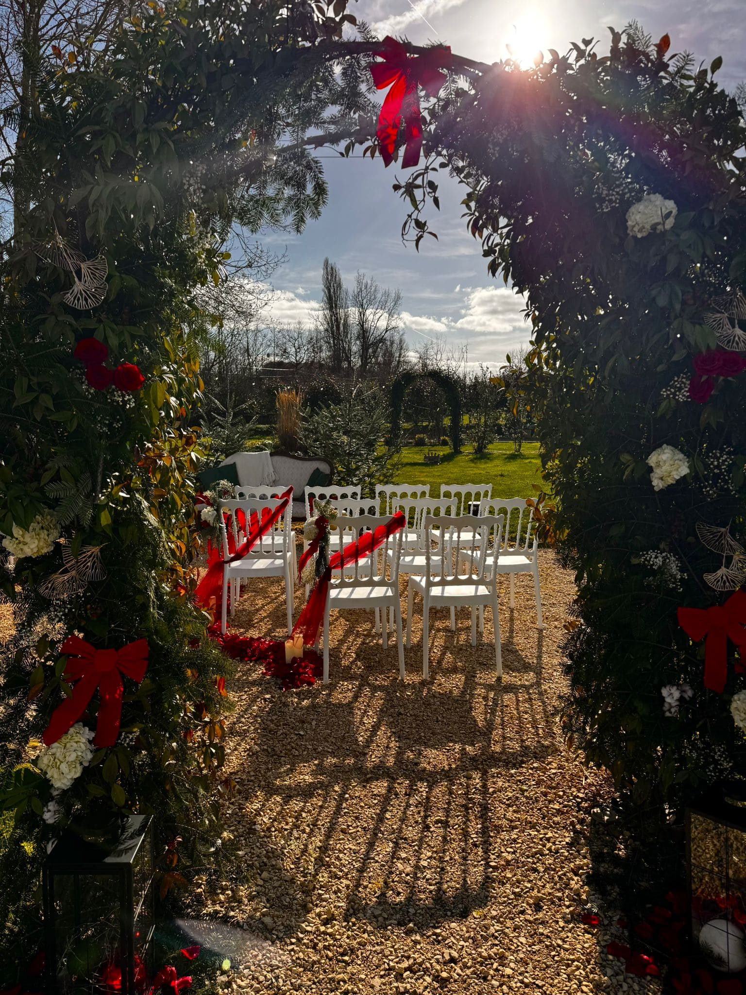 Cérémonie de mariage champêtre décorée par fleuriste-montauban dans un jardin ensoleillé à Montauban