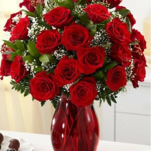 Bouquet de roses rouges avec gypsophile